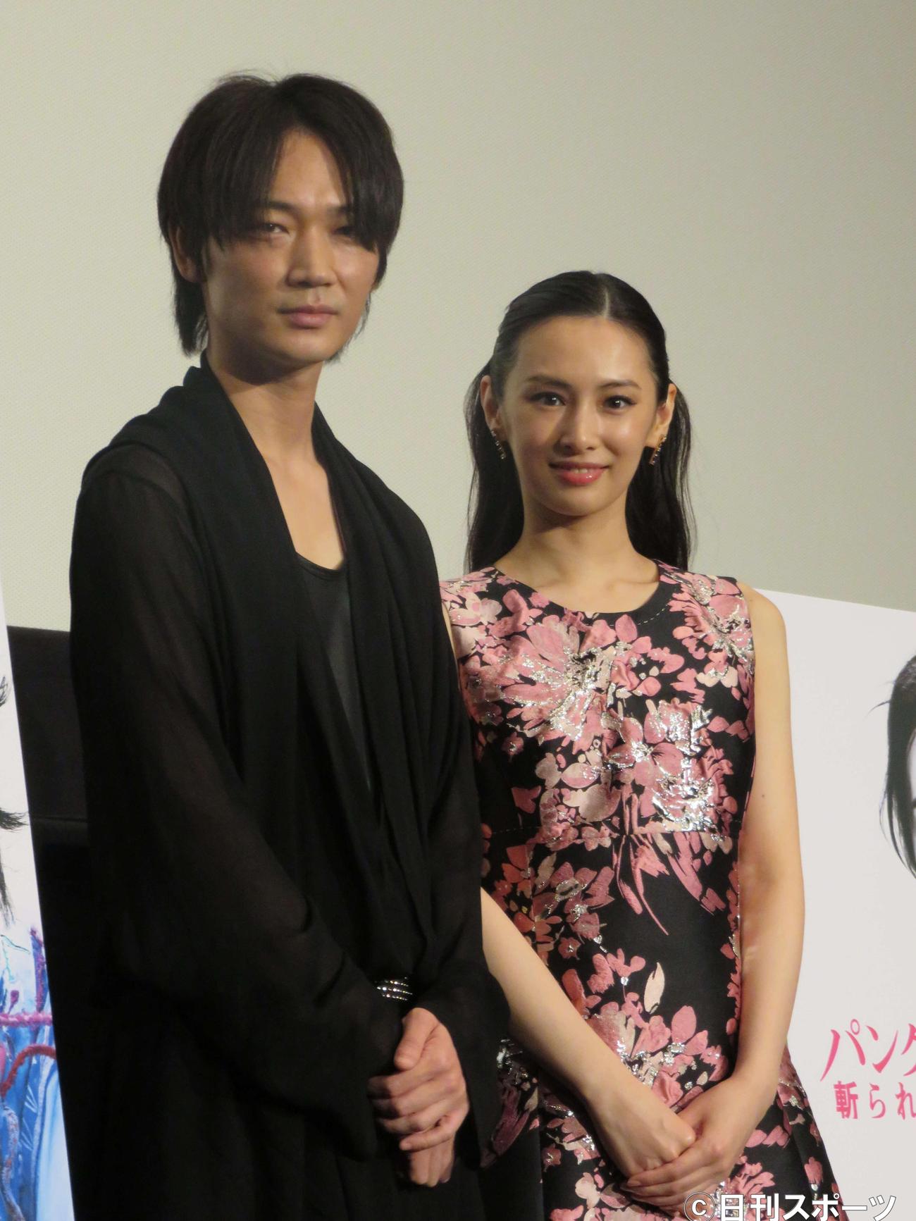 舞台あいさつに登壇した綾野剛（左）と北川景子