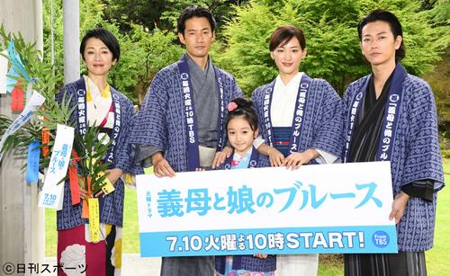 「義母と娘のブルース」制作発表で写真に納まる、左から麻生祐未、竹野内豊、横溝菜帆、綾瀬はるか、佐藤健