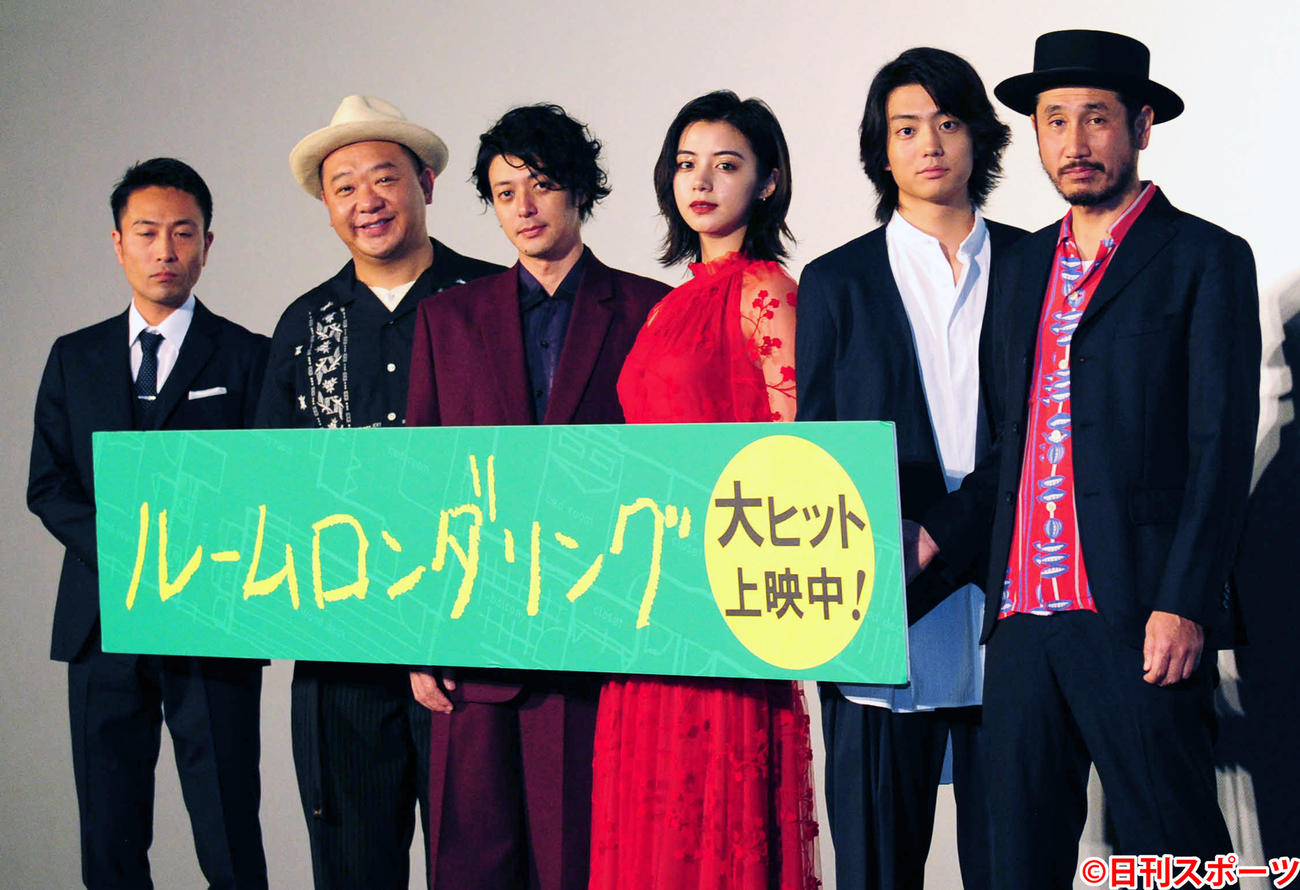 映画「ルームロンダリング」の公開初日舞台あいさつを行った、左から片桐健滋監督、ＴＫＯ木下隆行、オダギリジョー、池田エライザ、伊藤健太郎、渋川清彦（撮影・松本久）