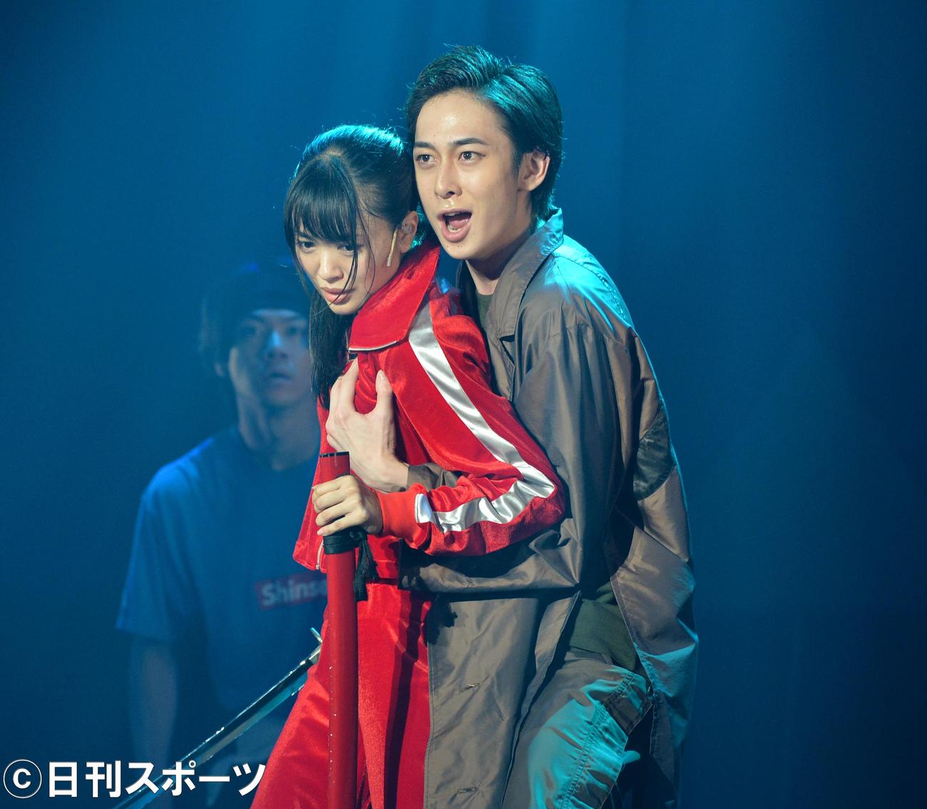 舞台「新・幕末純情伝　ＦＡＫＥ　ＮＥＷＳ」で田中涼星に胸をもまれる北原里英（撮影・森本隆）