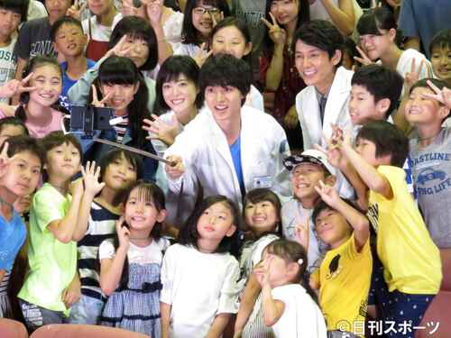 舞台あいさつの後、自撮り棒を使って子供たちと一緒に撮影する、中央左から上野樹里、山崎賢人、藤木直人