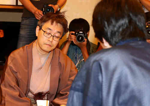 豊島将之棋聖(手前)に敗れて、タイトル通算獲得100期が持ち越しとなった羽生善治竜王は、悔しそうな表情を見せる(撮影・浅見桂子)