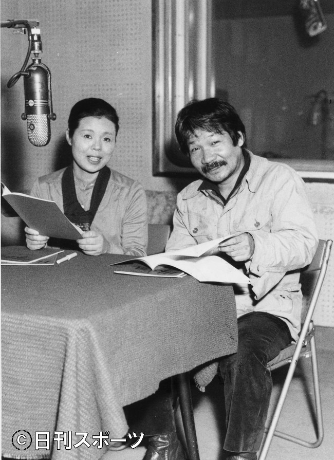まんが日本昔ばなしスペシャル「火のくに物語り」のアフレコを行う市原悦子（左）、常田富士男さん（１９８０年５月５日）