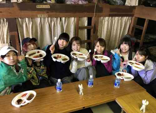 宿泊施設でカレーを食べる、藤咲彩音（左から３番目）らＤＳ☆ワンダーフォーゲル部のメンバー