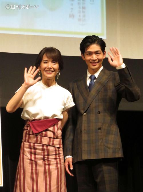 舞台「母と暮せば」制作発表会見に出席した左から富田靖子、松下洸平（撮影・近藤由美子）