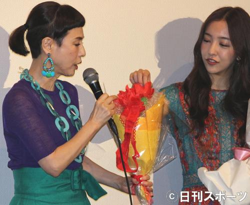 赤い下着で作られた花束を受け取った久本雅美（左）と、興味津々の板野友美（撮影・杉山理紗）