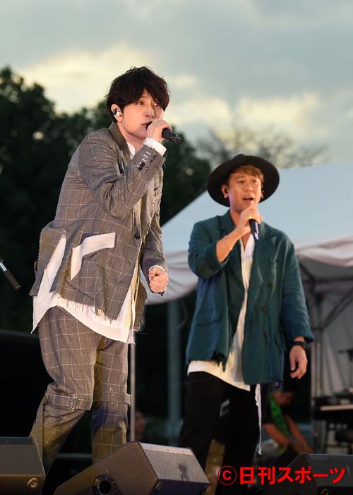 美しいメロディと歌声で観客を魅了するCHEMISTRY(撮影・横山健太)