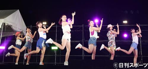 キュートなダンスで観客を魅了するチューニングキャンディー(撮影・横山健太)