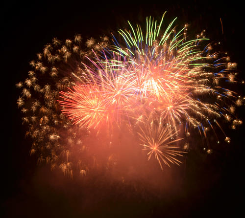 色とりどりに打ち上げられた花火(撮影・辻本萌乃)