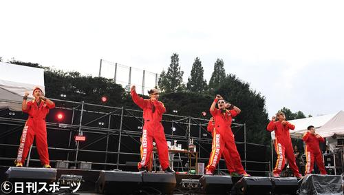 おなじみのダンスで登場する電撃ネットワーク(撮影・横山健太)