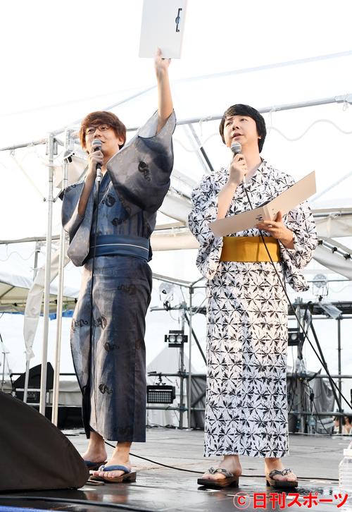 神宮花火大会で会場を盛り上げる三四郎の、左から小宮浩信と相田周二(撮影・鈴木みどり)