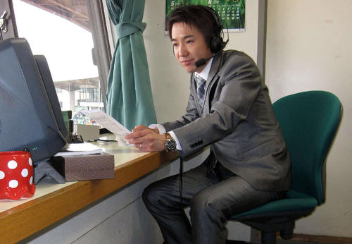 川口オートのレース実況を行う堂前英男氏