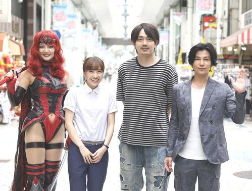 ＮＨＫＢＳプレミアム「プラスティック・スマイル」のロケと会見を行った、左から片山萌美、百田夏菜子、青柳翔、武田真治