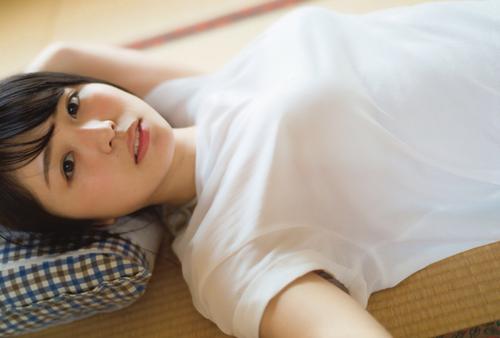 長濱ねる写真集「ここから」未収録のあおむけショット