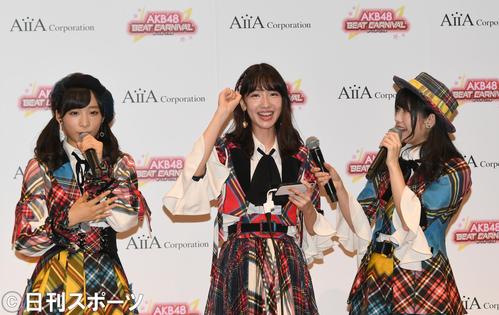ゲームアプリ「ＡＫＢ４８ビートカーニバル」の記者発表会で、ゲームに挑戦した柏木由紀（中央）左は小栗有以、右は横山由依（撮影・酒井清司）