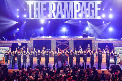初の全国47都道府県ツアーを完走したTHE RANPAGE。左から与那嶺瑠唯、浦川翔平、岩谷翔吾、吉野北人、藤原樹、鈴木昂秀、後藤拓磨、川村壱馬、陣、武知海青、長谷川慎、RIKU、LIKIYA、龍、神谷健太、山本彰吾