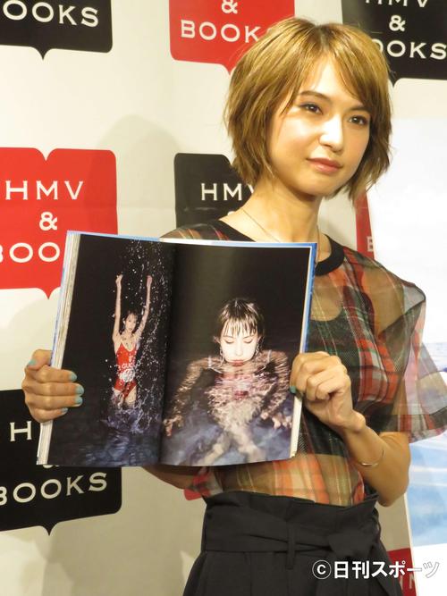 初写真集記念イベントを行った4人組女性ロックバンド、SCANDALのHARUNA。お気に入りの水着写真を披露