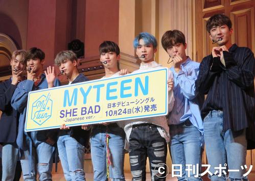 韓国の7人組男性R&BグループMYTEEN(マイティーン)のメンバー。左からハンスル、ユビン、クグホン、ジュンソプ、チョンジン、テビン、ウンス(撮影・遠藤尚子)