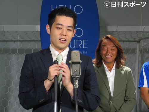 漫談を披露する浜田祐太郎（左）と思わず笑う北沢豪