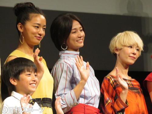 短編アニメ映画「ちいさな英雄-カニとタマゴと透明人間-」完成披露プレミア試写会イベントに出席した左から篠原湊大、尾野真千子、木村文乃、木村カエラ(撮影・近藤由美子)