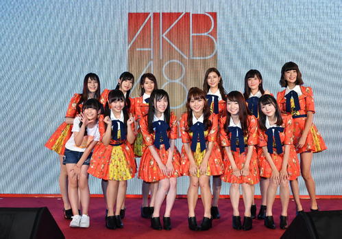 台北市内でお披露目イベントを行った、阿部マリア（後列左から4人目）らAKB48チームTPの正規メンバー（C）AKB48　team　TP