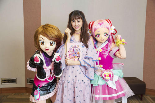 大好きなプリキュアたちと記念撮影する山本美月