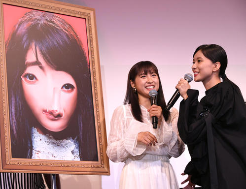 映画「累」の直前イベントで、土屋太鳳の福笑いに挑戦した芳根京子(右)(撮影・酒井清司)