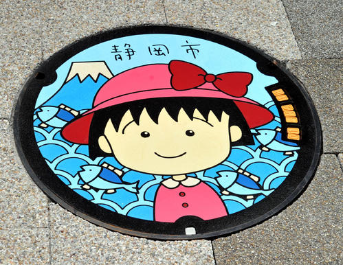 JR清水駅江尻口に設置されたちびまる子ちゃんのマンホール