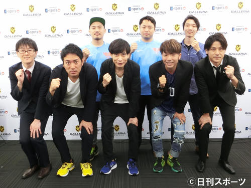 会見に出席した、前列左から「スーパーマラドーナ」田中一彦、武智、「インパルス」板倉俊之、「アキナ」秋山賢太、「スマイル」瀬戸洋祐、後列左からジョビン、加齢、菊地拓海さん