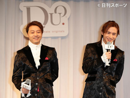 「デュオ」トークで盛り上がるKinKi　Kidsの堂本剛（左）と堂本光一（撮影・丹羽敏通）