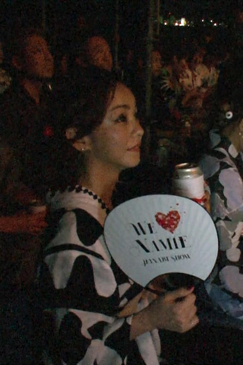 観覧席から浴衣姿で楽しむ様子の安室奈美恵