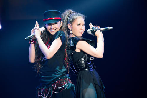 15日、前夜祭でラストステージに立った安室奈美恵（左）とDOUBLE