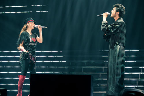 15日、前夜祭でラストステージに立った安室奈美恵（左）と平井堅
