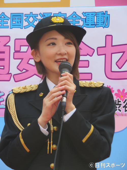 一日警察署長として交通安全についてトークする生駒里奈