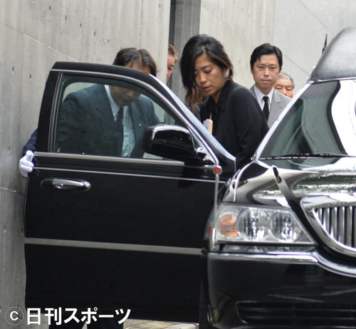 樹木希林さんの位牌を手に霊柩車に乗り込む内田也哉子（撮影・森本隆）