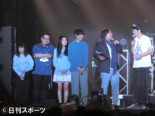「KOYABU　SONIC　2018」最終日に出演した左から「ゲスの極み乙女。」のちゃんMARI、休日課長、ほな・いこか、川谷絵音、コラボした秋山竜次、MCの小籔千豊