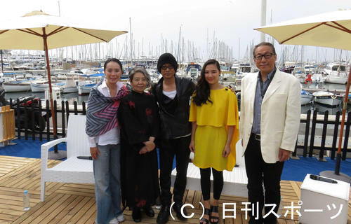 15年5月、映画「あん」が公式上映されるカンヌ映画祭会場近くの海を背に記念撮影する、左から河瀬直美監督、樹木希林さん、永瀬正敏、内田伽羅、ドリアン助川