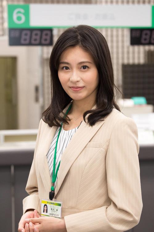 佐々木蔵之介演じる主人公に淡い恋心を抱く秘書を演じる本仮屋ユイカ　（Ｃ）　フジテレビ