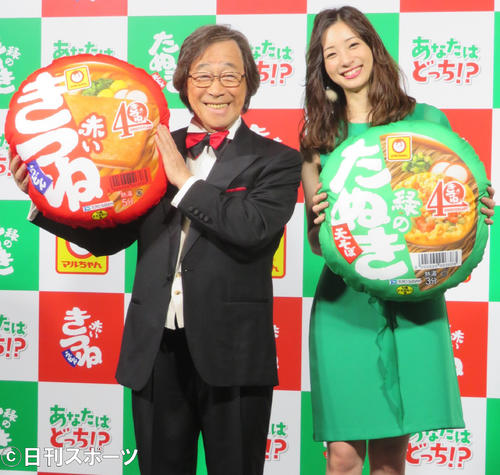 「赤いきつね」「緑のたぬき」クッションを手にほほ笑む武田鉄矢（左）と足立梨花