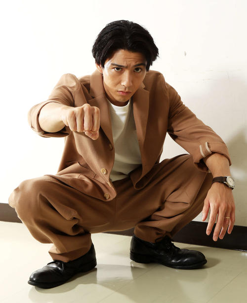日本テレビドラマ「今日から俺は！！」三橋貴志役の賀来賢人。役になりきりポーズを決める（撮影・江口和貴）