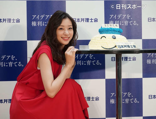 サプライズ誕生日ケーキに笑顔を見せる足立梨花（撮影・遠藤尚子）