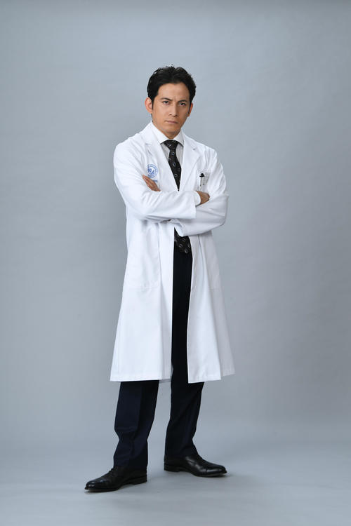 スペシャルドラマ「白い巨塔」で財前五郎を演じる岡田准一