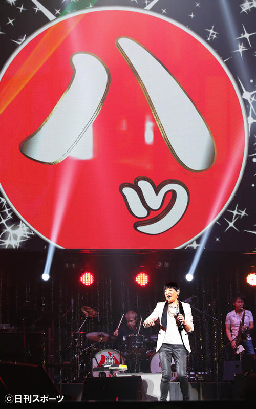 デビュー50周年イベント「WADA　FES」のリハーサルで「古い日記」を熱唱する和田アキ子（撮影・丹羽敏通）