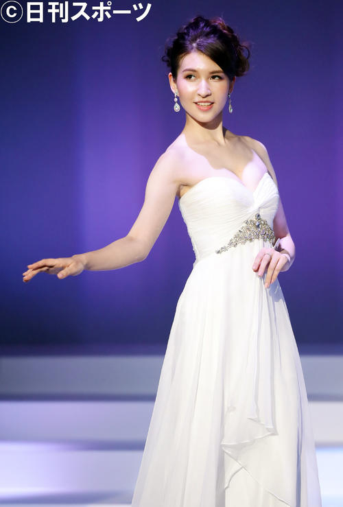 ミス・インターナショナル日本代表の最終審査で笑みを見せる岡田朋峰さん