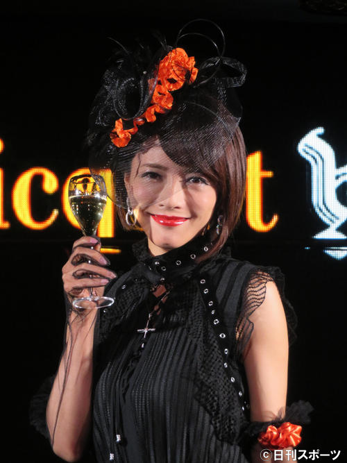 「ヴーヴ・クリコ」を手にほほ笑む釈由美子