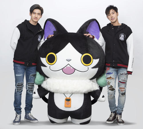 映画「妖怪ウォッチ　FOREVER　FRIENDS」の主題歌を担当する東方神起。キャラクター「猫又」と写真に納まるチャンミン（左）とユンホ（右）