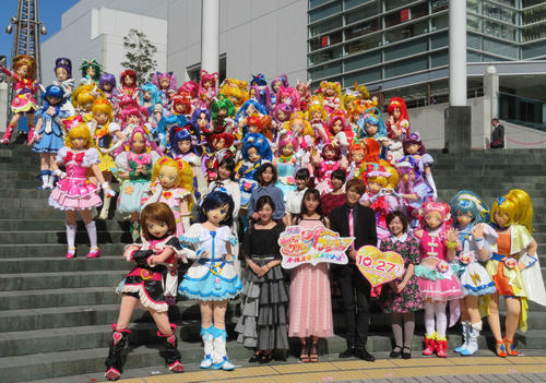 ギネス世界記録に認定された「映画HUGっと！プリキュア■ふたりはプリキュア　オールスターズメモリーズ」。1列目左3人目から本名陽子、山本美月、宮野真守、引坂理絵、2列目左2人目から、ゆかな、本泉莉奈、小倉唯、田村奈央（10月21日撮影）