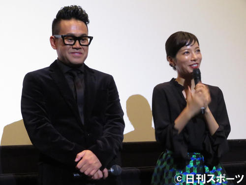 初主演映画「サクらんぼの恋」初日舞台あいさつを行った宮川大輔（左）。右は桜井ユキ（撮影・近藤由美子）