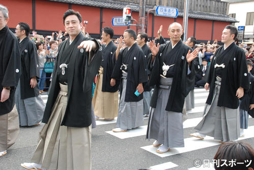 お練りに参加した左から松本幸四郎、市川海老蔵、中村獅童（撮影・松浦隆司）