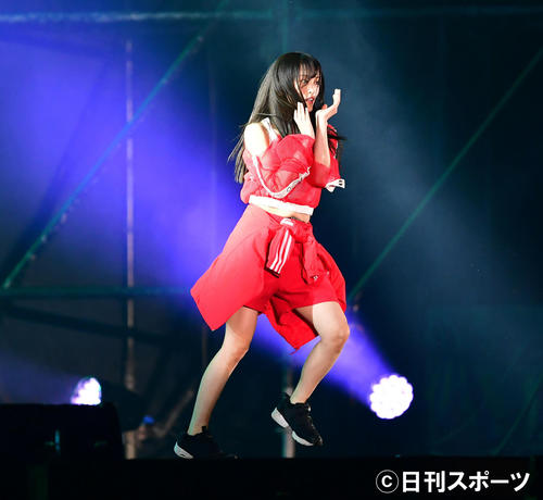 ステージで激しいダンスを披露するNMB48山本彩（撮影・清水貴仁）